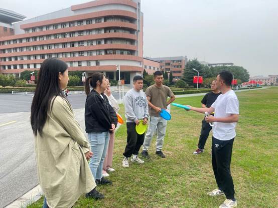 一群人站在草地上 描述已自动生成