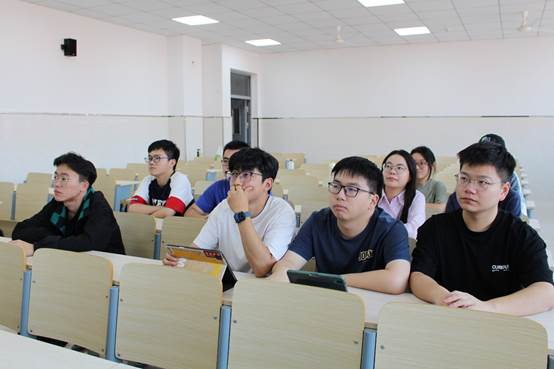 会议室里的人们 描述已自动生成