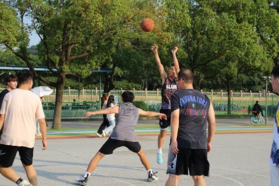 一群人正在玩飞盘 描述已自动生成