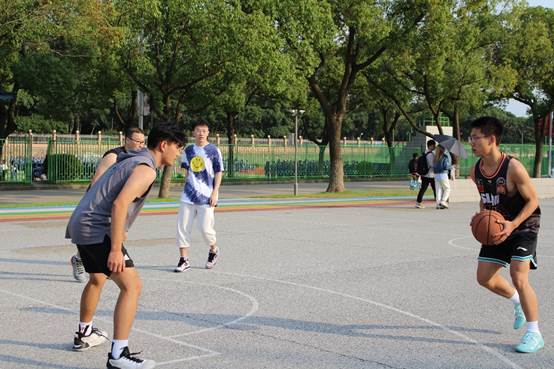 一群人在公园里玩飞盘 描述已自动生成